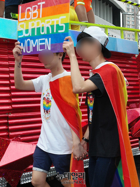 '2016  동성애 축제'에서는 남남-여여 커플이 손을 잡고 다니는 모습이 자주 목격됐다. ⓒ뉴데일리 상윤 기자