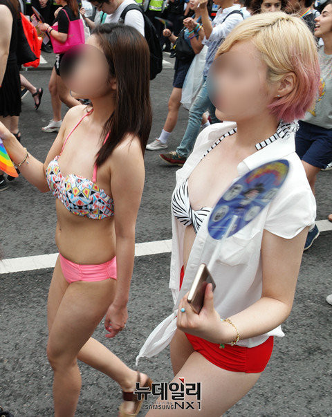 '2016 퀴어 퍼레이드'에 참여한 여성들이 수영복 차림으로 거리를 활보하고 있다. ⓒ뉴데일리 정상윤 기자