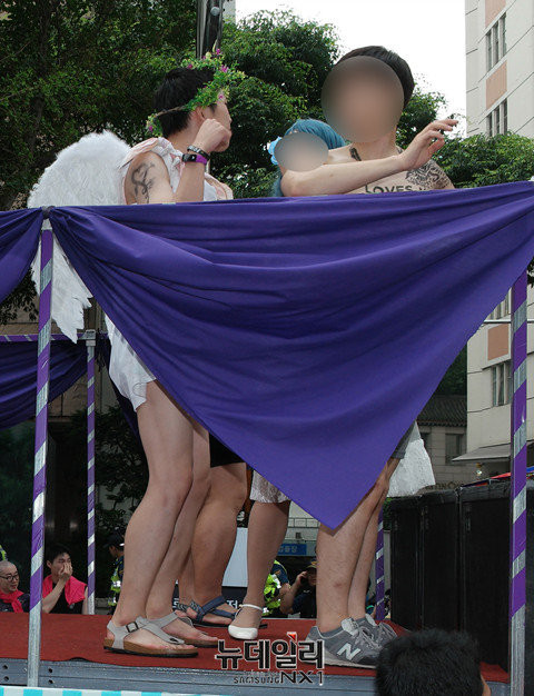 ▲ '2016 동성애 축제' 하이라이트 격인 '퀴어 퍼레이드'에서 선봉 차량에 올라탄 '게이 남성'들 모습. ⓒ뉴데일리 정상윤 기자