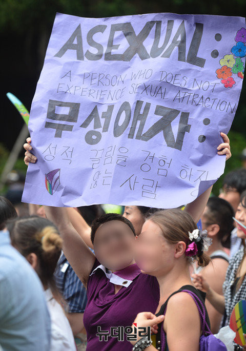 ▲ '2016 퀴어 퍼레이드'에 참석한 남성. ⓒ뉴데일리 정상윤 기자