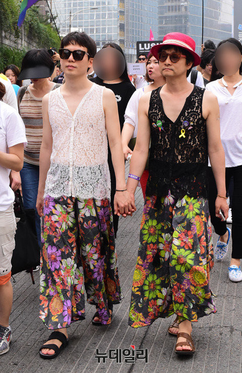 '동성 결혼 합법화'를 주장하는 김조광수 커플은 커플룩을 맞춰입고 '퀴어 퍼레이드'에 참석해 눈길을 끌었다. ⓒ뉴데일리 강유화 기자