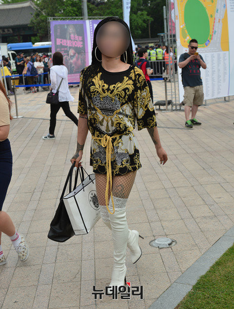 ▲ '2016 동성애 문화축제'에 온 한 남성은 망사스타킹을 신는 등 여장을 하고 축제에 참여했다. ⓒ뉴데일리 정상윤 기자