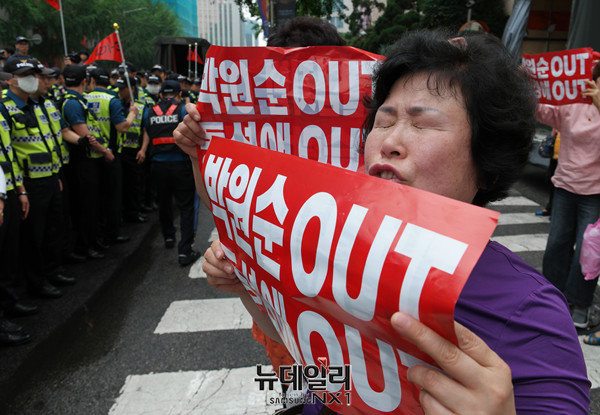 ▲ '2016 동성애 축제'를 반대하기 위해 찾아 온 한 시민이 '박원순 OUT' 피켓을 들고 동성애 축제를 위해 서울광장 사용을 허락한 박원순 시장에 대한 불만을 쏟아내고 있다. ⓒ뉴데일리 정상윤 기자
