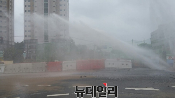 ▲ 12일 충북 청주시 율량동 율량교 신축현장에서 상수도관이 파열돼 물길이 솟구치고 있다.ⓒ김동식 기자