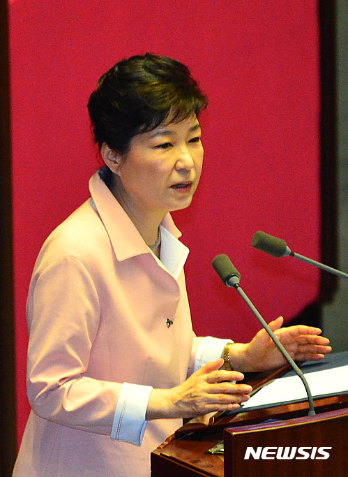 ▲ 박근혜 대통령이 13일 오전 제20대 국회 개원식이 열린 서울 여의도 국회 본회의장에서 개원 연설을 하며 정부와 정치권 간의 소통을 통한 협치를 강조하고 있다. ⓒ뉴시스