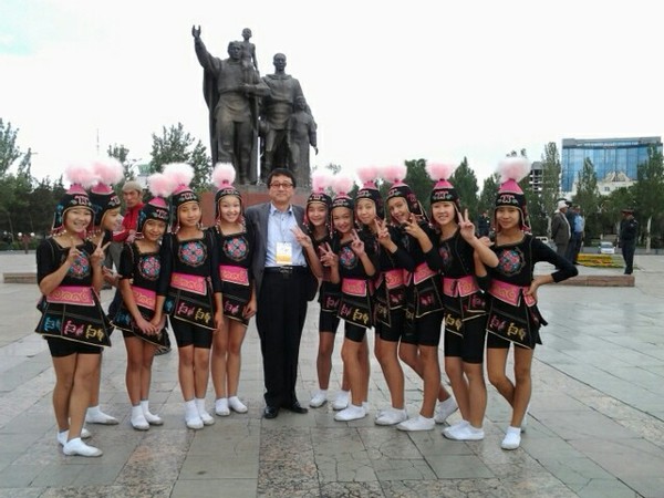 ▲ 평양의 김일성동상 앞에서 저런 포즈를 취할 ‘통일의 날’은 꼭 옵니다. 그것은 우리 민족의 간절한 염원이고 소원이겠죠. 사진은 2014년 9월 키르기스스탄의 수도 비슈케크에서 열렸던 제80차 국제펜대회에 참가하고 대회장 주변에서 모 축제 연습 중인 현지 여학생들과 찍은 것입니다. [사진 = 림일 기자]