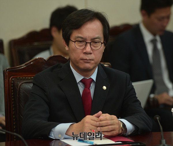 ▲ 새누리당 비상대책위원인 김영우 의원이 비대위 회의에 참석해 생각에 잠겨 있다. ⓒ뉴데일리 정상윤 기자
