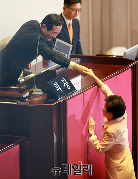 ▲ 박근혜 대통령이 13일 오전 제20대 국회 개원식이 열린 서울 여의도 국회 본회의장에서 개원 연설을 마치고 정세균 국회의장과 악수하고 있다. ⓒ뉴데일리 이종현 기자