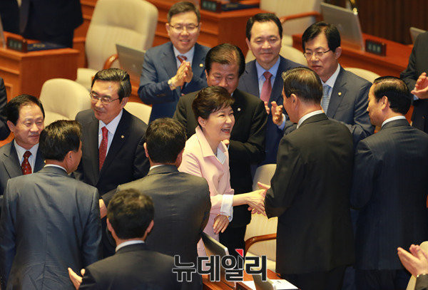 ▲ 박근혜 대통령이 13일 오전 제20대 국회 개원 연설을 마치고 여야 의원들과 인사를 나누고 있다. ⓒ뉴데일리 이종현 기자