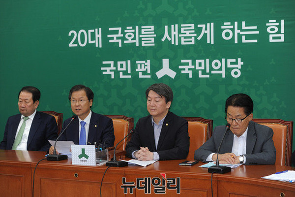 ▲ 국민의당이 코너에 몰리자 '관행'에 기대는 모습이다. '억대 리베이트' 의혹을 받아 검찰에 고발된 김수민 의원의 비례대표 발탁 과정이 논란으로 떠오르자 박지원 원내대표는 13일 "정치 관행상 큰 문제가 없다"고 해명했다. ⓒ뉴데일리 정재훈 기자