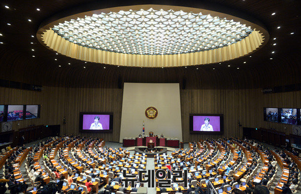 ▲ 박근혜 대통령이 13일 시정연설을 한 가운데, 새누리당과 더민주는 각각 엇갈린 반응을 내놨다. ⓒ뉴데일리 이종현 기자