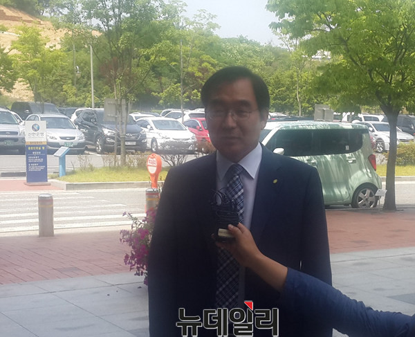 ▲ 이승훈 충북 청주시장이 13일 정치자금법 위반 관련한 재판을 받기위해 청주지방법원을 들어서고 있다.ⓒ김종혁 기자