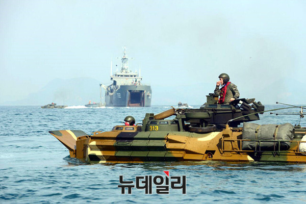 ▲ 지난 2월 태국에서 열린 코브라 골드 훈련에 참가한 천왕봉 함에서 출발한 해병대 돌격상륙 장갑차 모습.ⓒ해병대