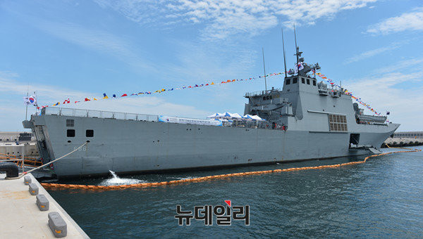 ▲ 지난3일 제주 해군기지 부두에 정박한 천왕봉함.ⓒ뉴데일리 정상윤 사진기자