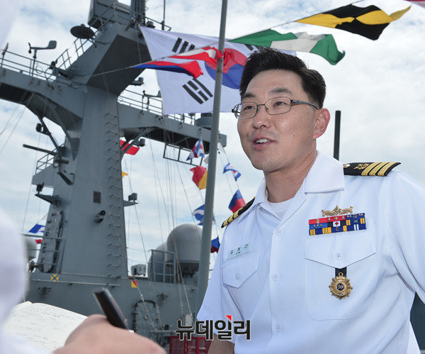 ▲ 뉴데일리 취재진과 인터뷰하는 김형곤 천왕봉 함장.ⓒ뉴데일리 정상윤 사진기자