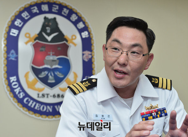 ▲ 뉴데일리 취재진과 인터뷰하는 김형곤 천왕봉 함장.ⓒ뉴데일리 정상윤 사진기자