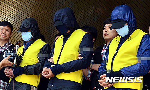 ▲ '섬마을 여교사' 사건 피의자 3명이 지난 10일 전남 목포경찰서에서 검찰로 송치되고 있다. ⓒ뉴시스