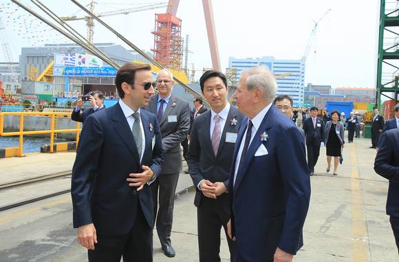 ▲ 정기선 현대중공업 그룹선박‧해양영업부문 총괄부문장(오른쪽 두 번째)이 조지 리바노스(George Livanos) 선엔터프라이즈사 회장(오른쪽 첫 번째), 스타브로스 리바노스(Stavros Livanos/조지 리바노스 회장의 아들/왼쪽 첫 번째)와 대화를 나누고 있다.ⓒ현대중공업