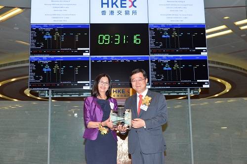 ▲ 삼성자산운용 구성훈 대표가 홍콩증권감독 위원회(SFC) 줄리아 렁 투자상품부 총괄대표와 상장식을 마치고 기념품을 교환하고 있다.ⓒ삼성자산운용
