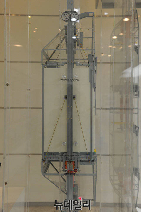 ▲ 현대엘리베이터의 분속 1080m 전용 유선형 캡슐 케이지.ⓒ뉴데일리