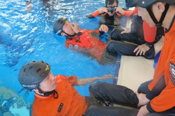 ▲ 생환전문훈련과정을 받고 있는 소방대원. ⓒ국민안전처 제공