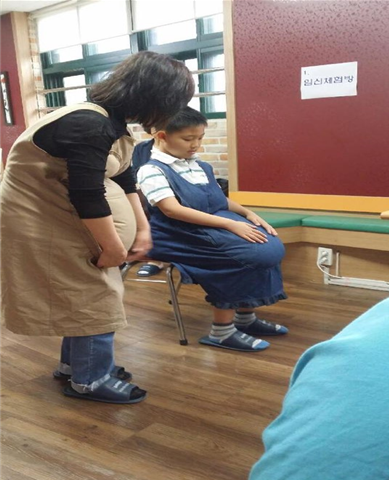 ▲ 체험식 성교육에 참여해 '임신체험' 중인 특수학생 ⓒ 서울교육청