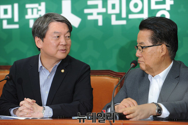 ▲ 국민의당 안철수 대표와 박지원 원내대표가 지난 10일 국회에서 열린 최고위원회의 도중 대화를 나누고 있다. ⓒ뉴데일리 정재훈 기자