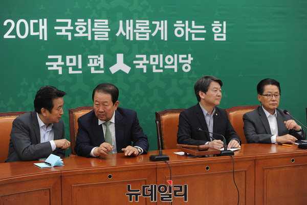 ▲ 국민의당 박주선 국회부의장과 김영환 사무총장이 지난 10일 국회에서 열린 최고위원회의 도중 뭔가를 논의하고 있다. 박주선 부의장의 오른쪽으로는 안철수 대표와 함께 박지원 원내대표가 굳은 표정으로 참석자들의 모두발언을 경청하고 있다. ⓒ뉴데일리 정재훈 기자