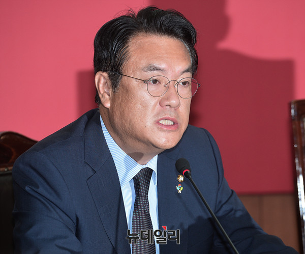 ▲ 새누리당 정진석 원내대표가 더불어민주당 문재인 전 대표를 겨냥해 "구의역 사고의 본질은 정규직 노동자에 대한 철통같은 과보호가 비정규직 노동자에 대한 착취로 귀결된 사건"이라며 "저와 문재인 전 대표가 구의역 사고에 대한 시각차가 있는 것 같다"고 에둘러 비판했다. ⓒ뉴데일리 정상윤 기자