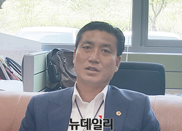 ▲ 김위한 경북도의원이 14일 오후 도의회 기자실에서 기자회견을 갖고 의장선거에 보이지 않는 손이 작용했다며 지역 국회의원 행태를 비난하고 있다.ⓒ뉴데일리