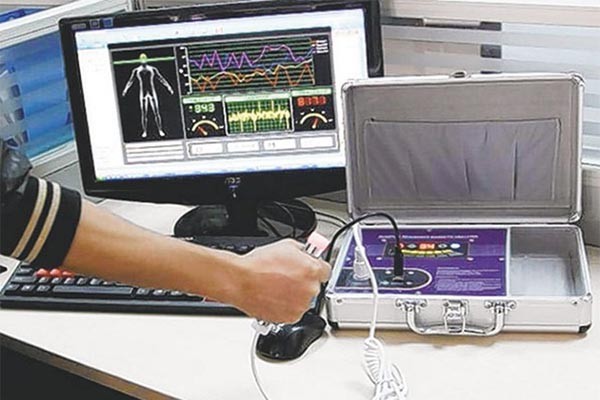 ▲ 아프리카 탄자니아의 북한 외화벌이 병원들이 현지 환자들에게 사용하는 '양자기기 공명분석기'의 모습. 중국제라고 한다. ⓒ탄자니아 일간지 '더 시티즌' 관련보도 화면캡쳐