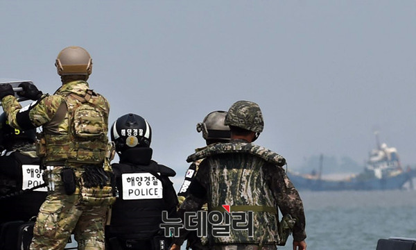 ▲ 중국 불법어선을 감시하는 민정경찰.ⓒ합참