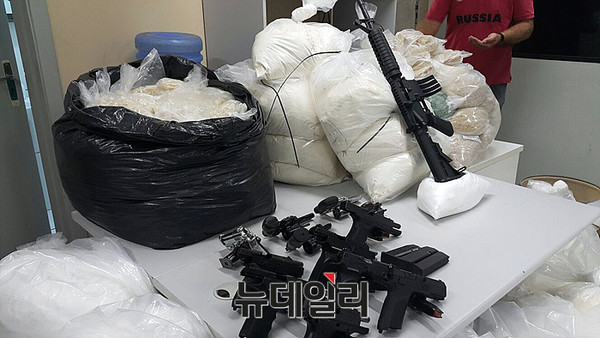 ▲ 범죄조직 소탕작전으로 경찰에게 압수된 마약 및 무기류 ⓒ 뉴데일리 오세진 기자