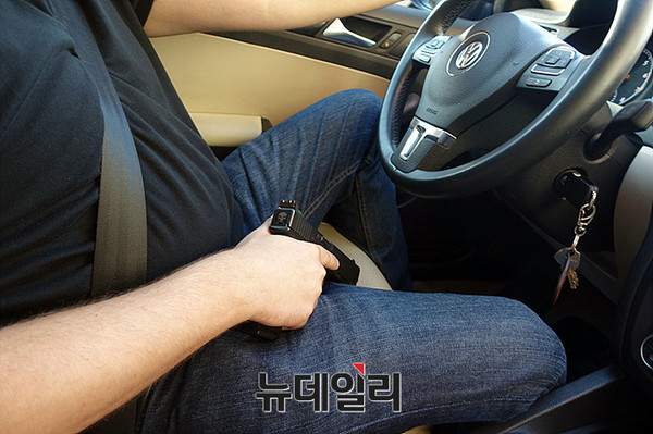 ▲ 총기를 소지한채 운전중인 보안회사 직원 ⓒ 뉴데일리 오세진 기자