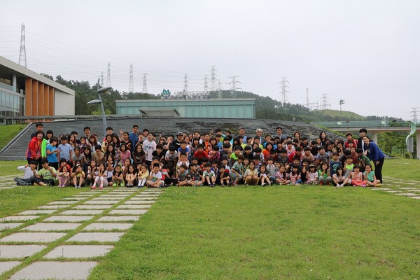 ▲ 울주군 서생초교 전교생이 고리원전 견학한 뒤 기념촬영하고 있는 모습ⓒ고리원전 제공