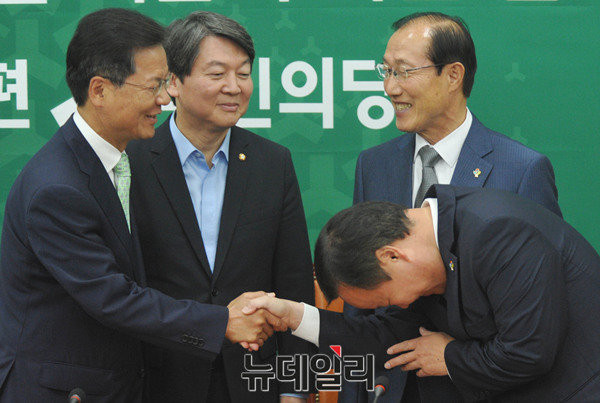 ▲ 이원종 대통령 비서실장과 김재원 청와대 정무수석이 14일 국민의당 안철수-천정배 공동대표를 예방해 인사를 나누고 있다. ⓒ뉴데일리 이종현 기자