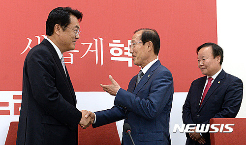 ▲ 새누리당 정진석 원내대표(왼쪽)가 14일 서울 여의도 국회 원내대표실에서 취임 인사차 방문한 이원종 청와대 비서실장, 김재원 정무수석과 인사를 나누고 있다. ⓒ뉴시스