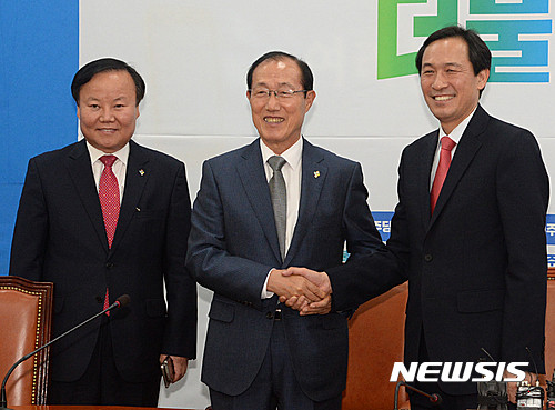 ▲ 우상호 더불어민주당 원내대표가 14일 오후 서울 여의도 국회에서 이원종 대통령 비서실장과 김재원 정무수석의 예방을 받고 악수하고 있다. ⓒ뉴시스