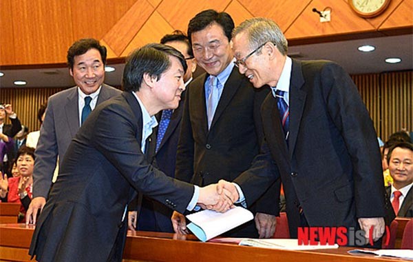 ▲ 2013년 10월 8일 '동아시아 미래재단' 창립 7주년 기념식에 모인 사람 중 일부. ⓒ뉴시스. 무단전재 및 재배포 금지.