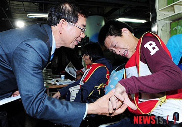 ▲ 2011년 11월 7일 서울시장 재보선 당시 중증 장애인과 만난 박원순 서울시장. ⓒ뉴시스. 무단전재 및 재배포 금지.