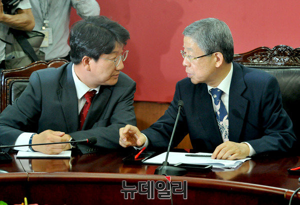 ▲ 새누리당 권성동 사무총장이 14일 오후 서울 여의도 당사에서 비상대책위원회의 도중 김희옥 위원장과 뭔가를 논의하고 있다. 권성동 사무총장은 이날 비대위원회의 직후 취재진과 만나 단일지도체제 선회에 비대위원들이 의견을 모았다고 설명했다. ⓒ뉴데일리 이종현 기자