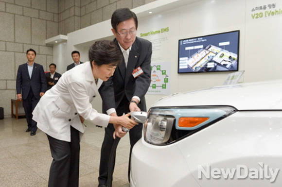 ▲ 전기차 충전을 하고 있는 박근혜 대통령의 모습.ⓒ뉴데일리