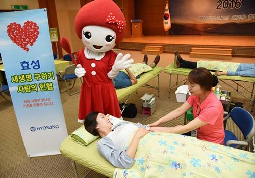 ▲ 효성직원이 14일 백혈병과 소아암을 앓는 어린이들에게 희망과 새생명을 주기 위한 효성 '행복나눔 사랑의 헌혈'행사에 참여하고 있다.ⓒ효성그룹