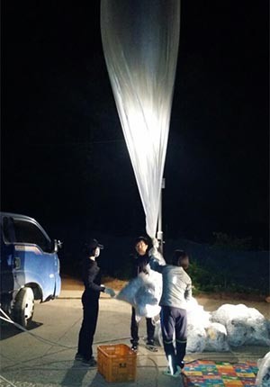지난 14일 오후 10시 40분경 경기 김포에서 대북전단이 실린 풍선을 날려보내는 자유북한운동연합 관계자들. ⓒ자유북한운동연합 제공