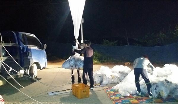 ▲ 자유북한운동연합 관계자들이 대북전단을 살포하기 전 마지막 점검을 하고 있다. ⓒ자유북한운동연합 제공