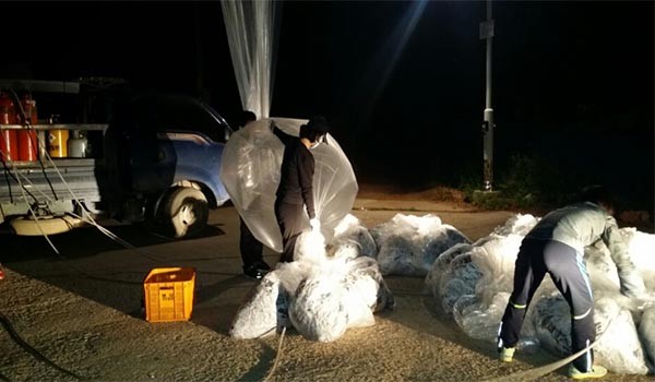 ▲ 자유북한운동연합 관계자들 주변에 보이는 대북전단은 30만 장에 달했다. ⓒ자유북한운동연합 제공