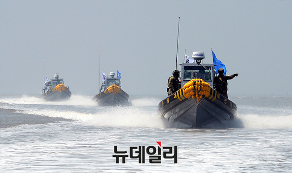 ▲ 민정경찰 중국어선 단속작전 모습. ⓒ뉴데일리DB