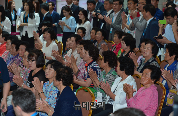 ▲ 개막식 참석한 칠곡할머니 시인 ⓒ 뉴데일리 정상윤