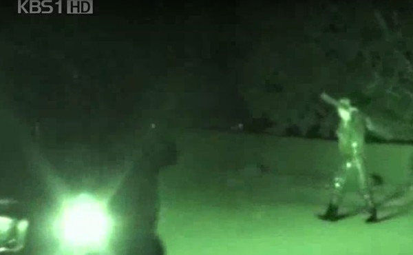 ▲ 압록강을 경계로 북한의 양강도와 접하고 있는 중국 창바이(长白)현에서 한 중국인 브로커가 보트를 이용해 북한을 다녀온 뒤, 어깨에 노를 짊어지고 걷고 있다(기사 내용과 직접적인 관련은 없습니다).ⓒKBS '그들은 탈북한다' 영상 캡쳐.