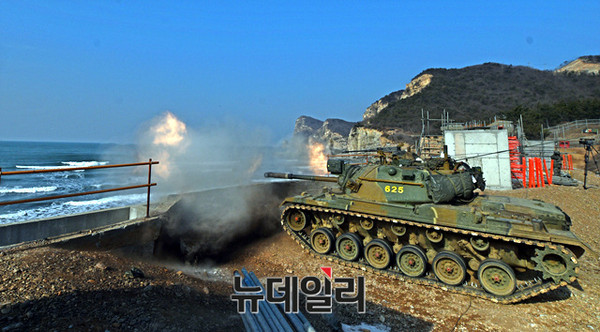 ▲ 서방사가 주최한 화력훈련하는 해병대 전차.ⓒ해병대